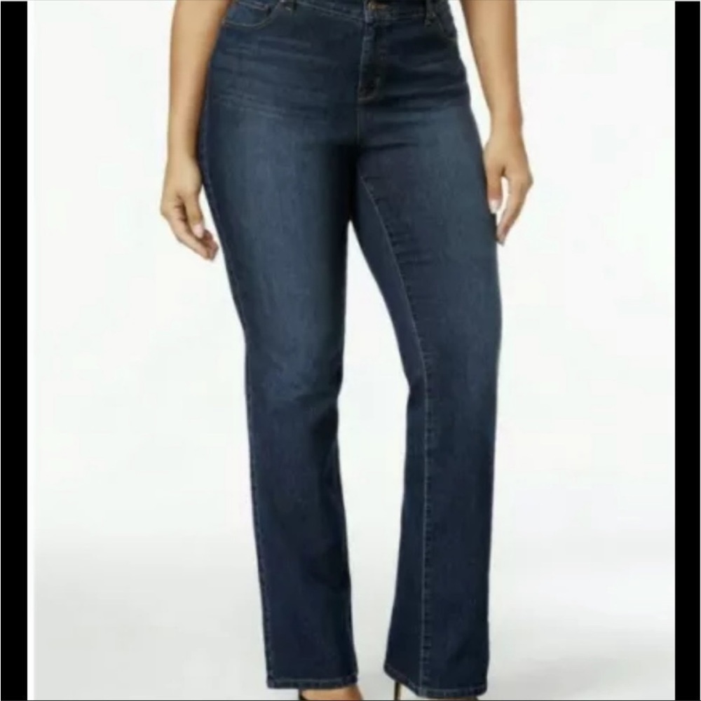 NWT. Style & Co 9” Rise Curvy Boot Leg Jeans. Size 6.